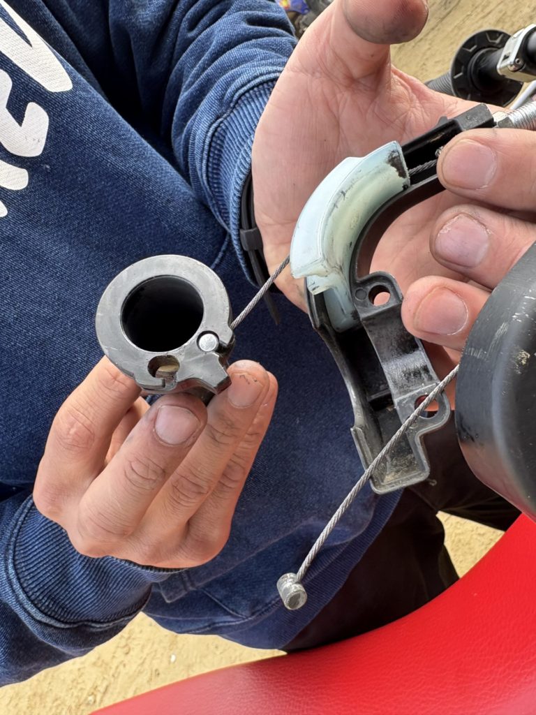 スロットルコーンとブレーキワイヤー