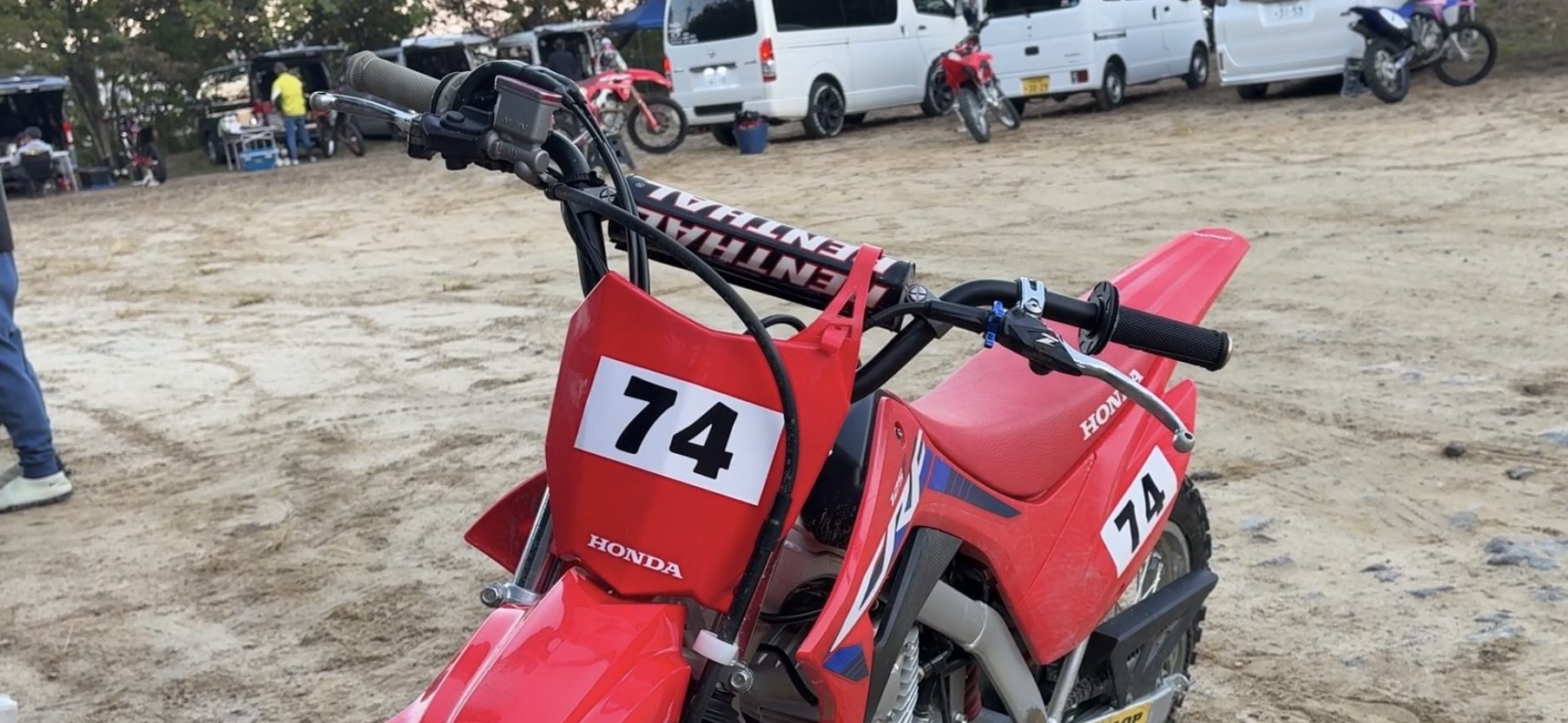 左右非対称グリップ