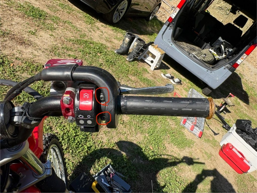 外すネジは2箇所